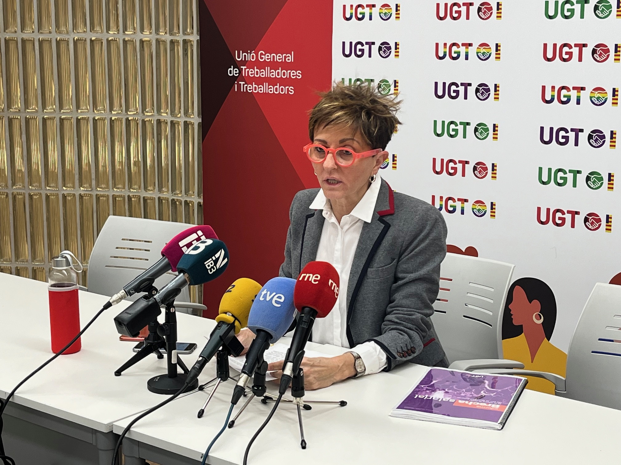 Xisca Garí Perello, portavoz de la Gestora UGT IB, presenta los datos del informe sobre brecha salarial de 2025. 