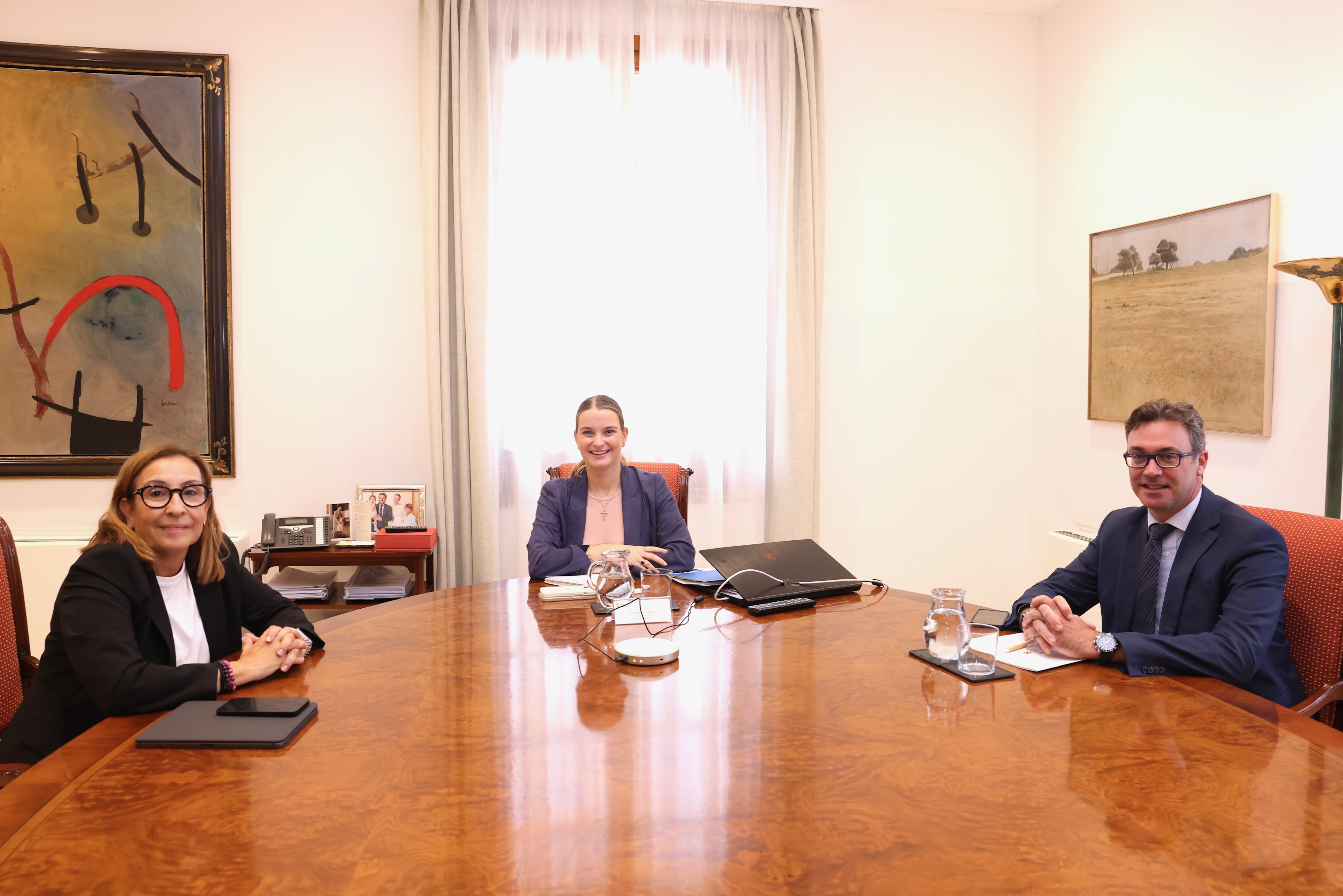 La presidenta de la Gestora de UGT Illes Balears, Amparo Burgueño, con la presidenta del Govern balear, Marga Prohens, y el conseller de Economía, Antoni Costa. 