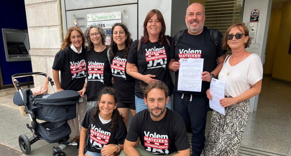 Representantes sindicales tras la desconvocatoria de huelga