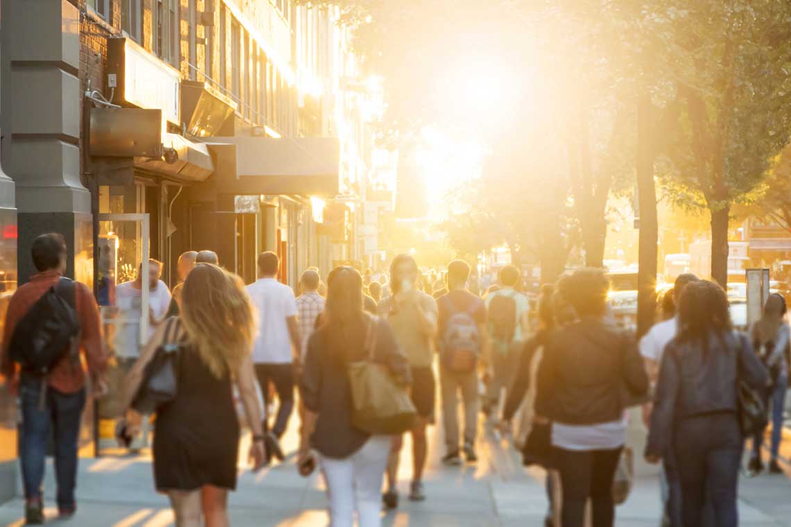 Imagen de una calle con personas