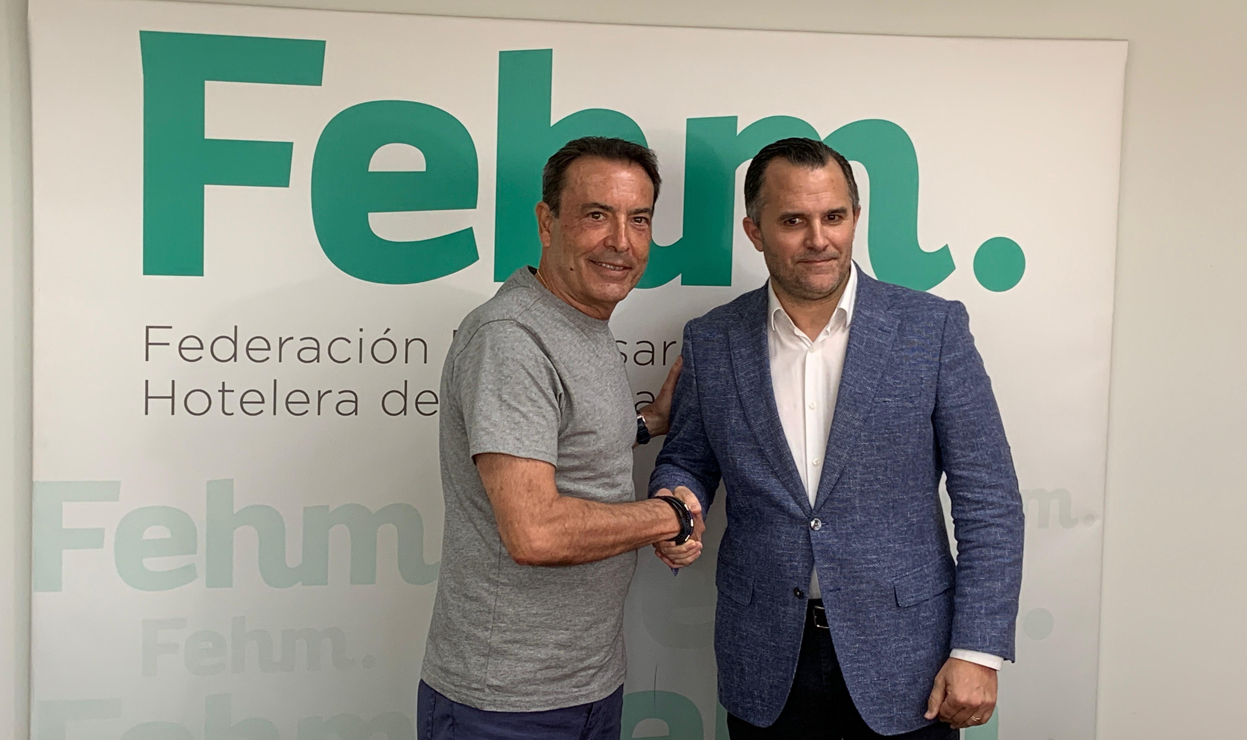 Foto de José García Relucio, secretario general de FeSMC UGT, y Javier Vich, presidente de la patronal hotelera de Mallorca. 