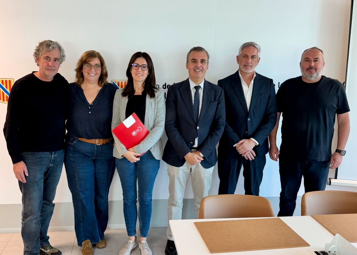 El conseller d'Eduació, Antoni Vera, amb representats sindicals d'UGT Serveis Públics