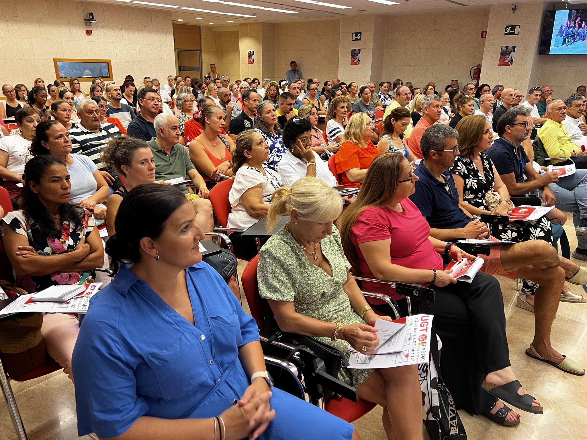 Imagen de delegadas y delegados durante la asamblea de hostelería. 