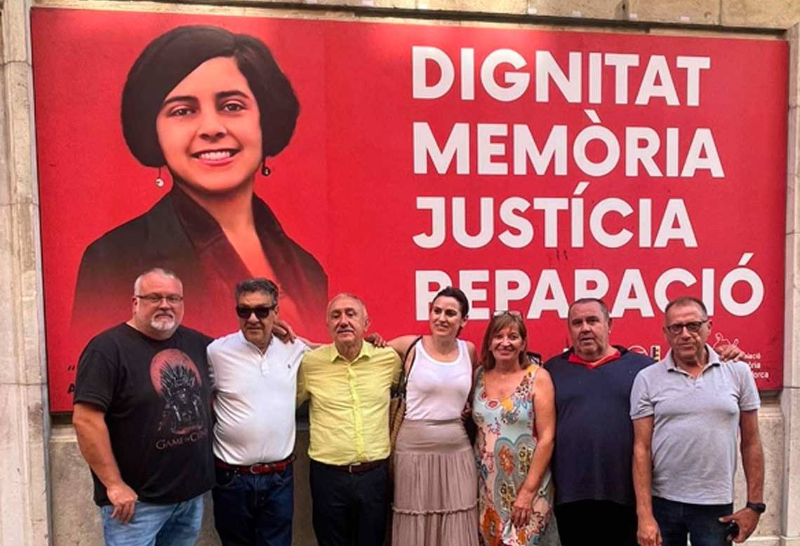 Pepe Álvarez frente al panel realizado en homenaje a Aurora Picornell 