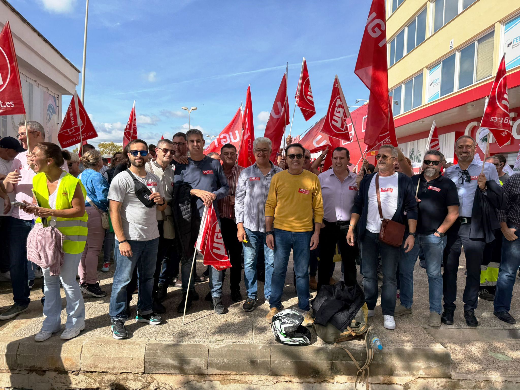 Huelguistas y responsables de UGT durante la concentración en el día de la huelga.