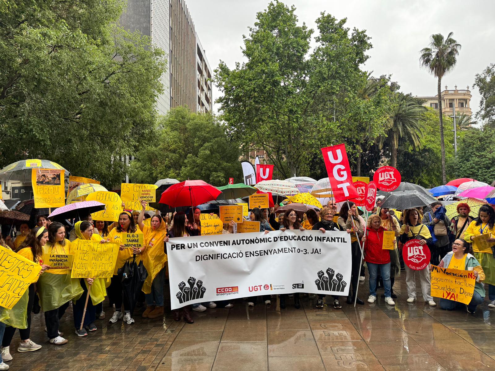 Imagen de la concentración tras la jornada de huelga en las 'escoletes'.