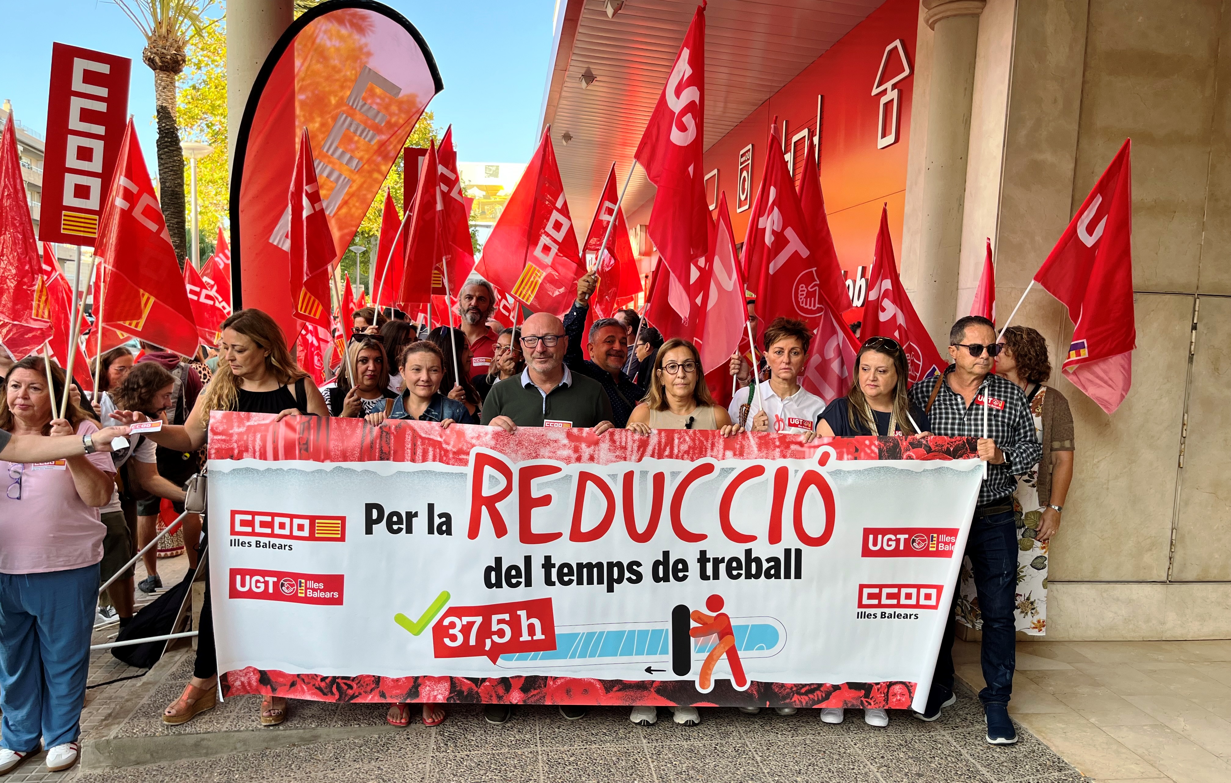 Cabecera de la protesta frente a la sede de la patronal CAEB para reclamar la reducción de jornada.