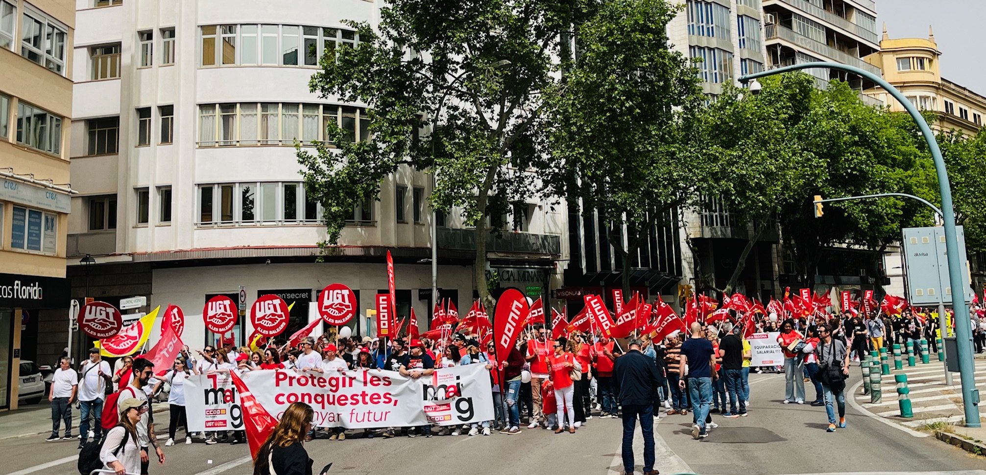 Cabecera de la manifestación a su paso por las Avenidas de Palma