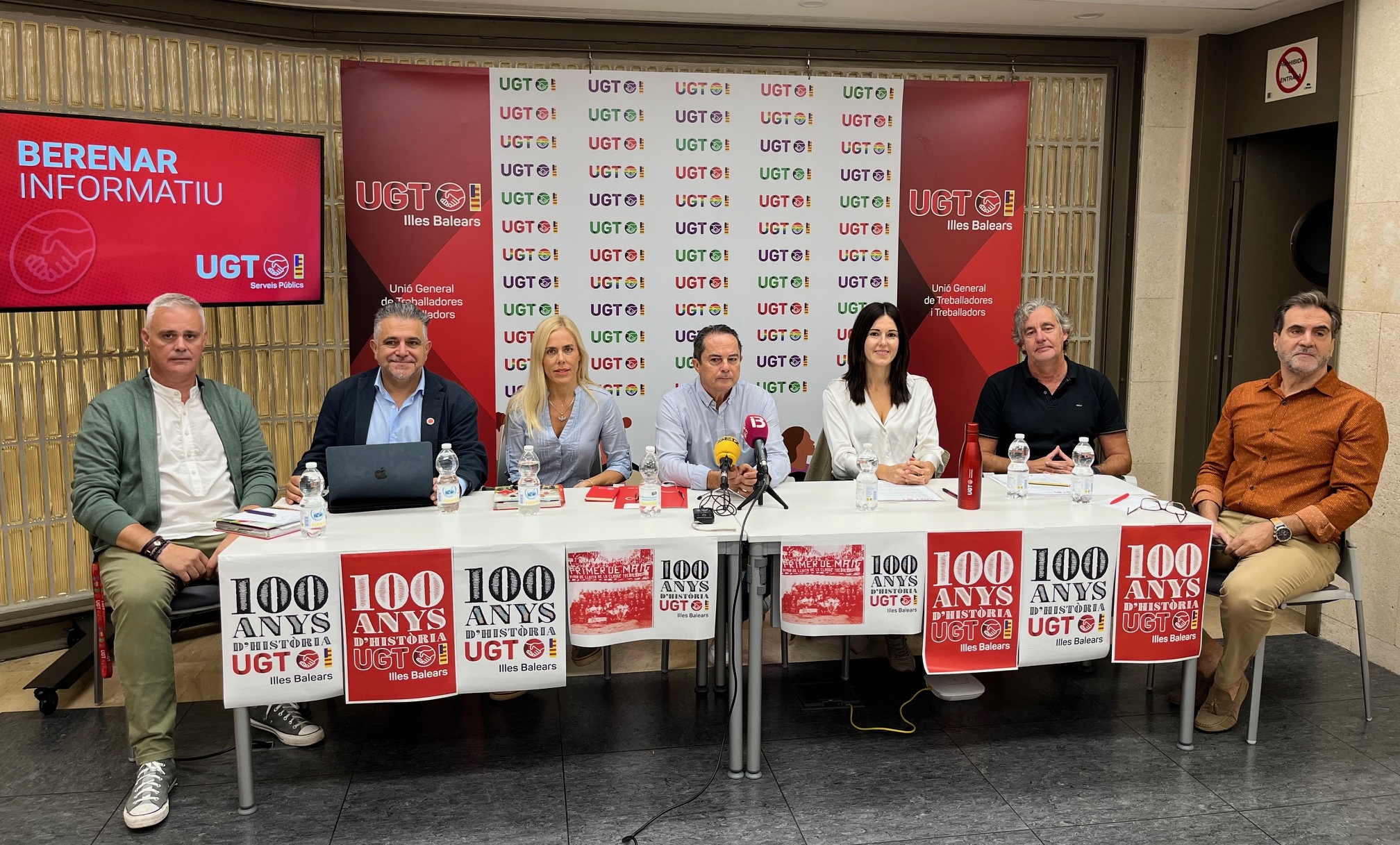 Dirigentes sindicales de UGT Servicios Públicos durante la rueda de prensa
