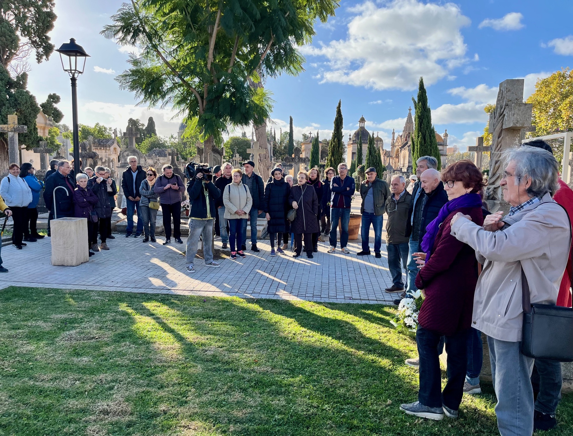 Imagen de la ofrenda floral a las víctimas del Polvorí de Sant Ferran en el cementerio de Palma