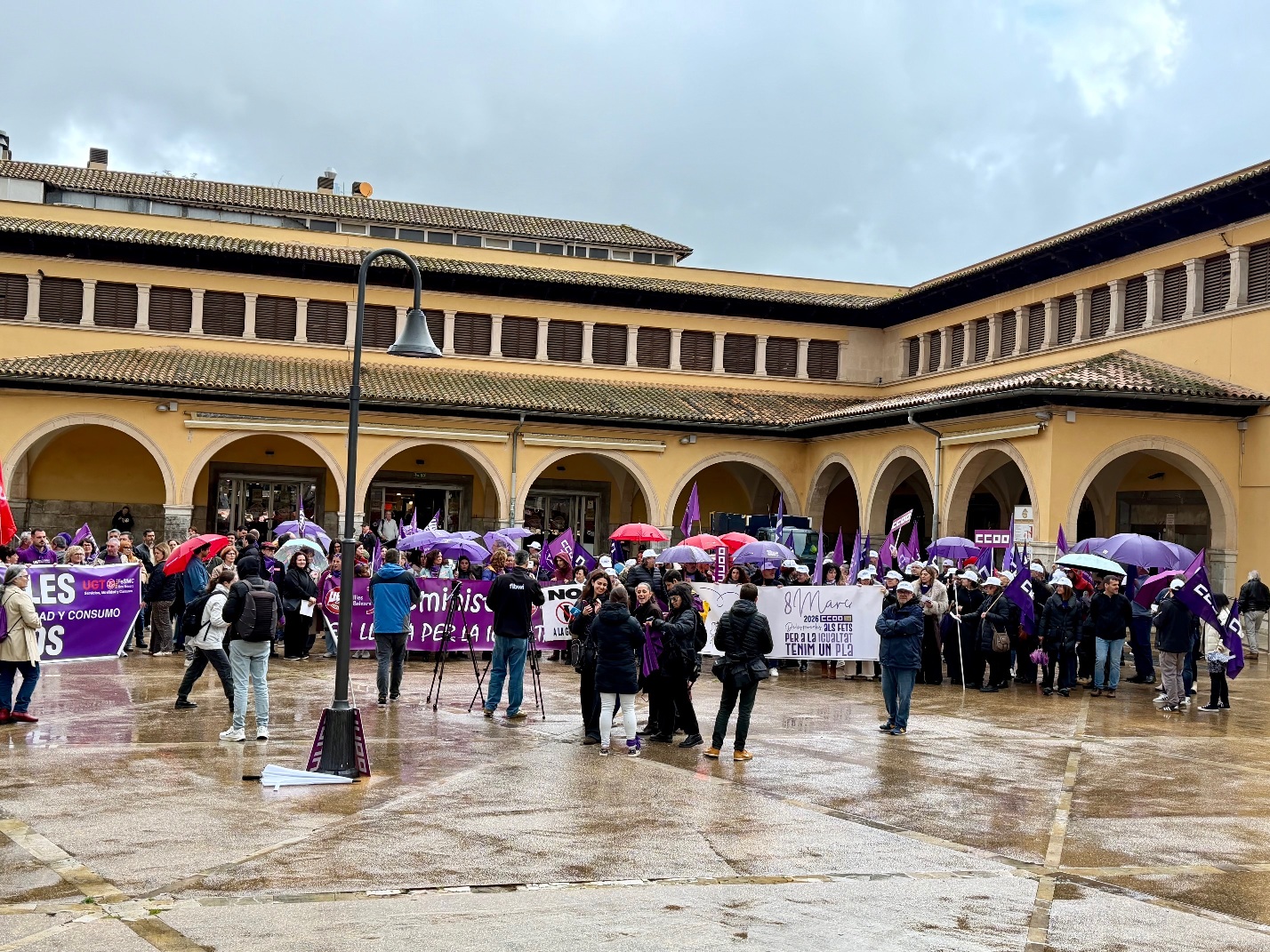 Imagen de la concentración por el 8M de UGT y CCOO en la Plaza del Olivar de Palma. 