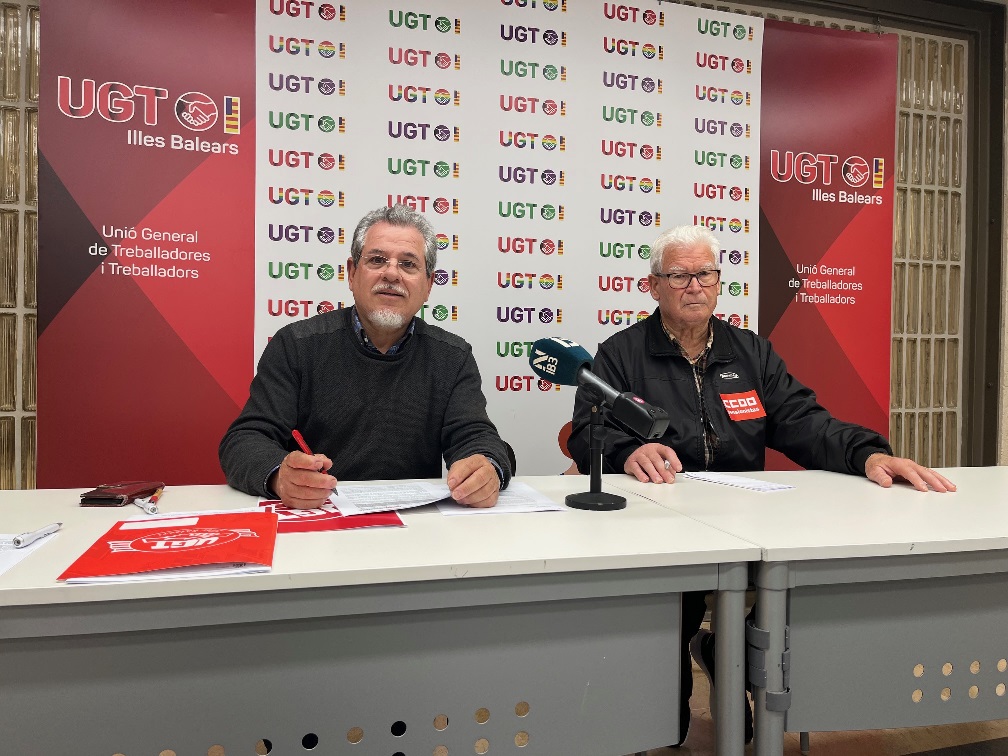 Pedro Berruezo, secretario general de la Unión de Pensionistas y Jubilados de UGT, y Juan Sánchez, secretario de Organización de la Federación de Pensionistas y Jubilados de CCOO. 