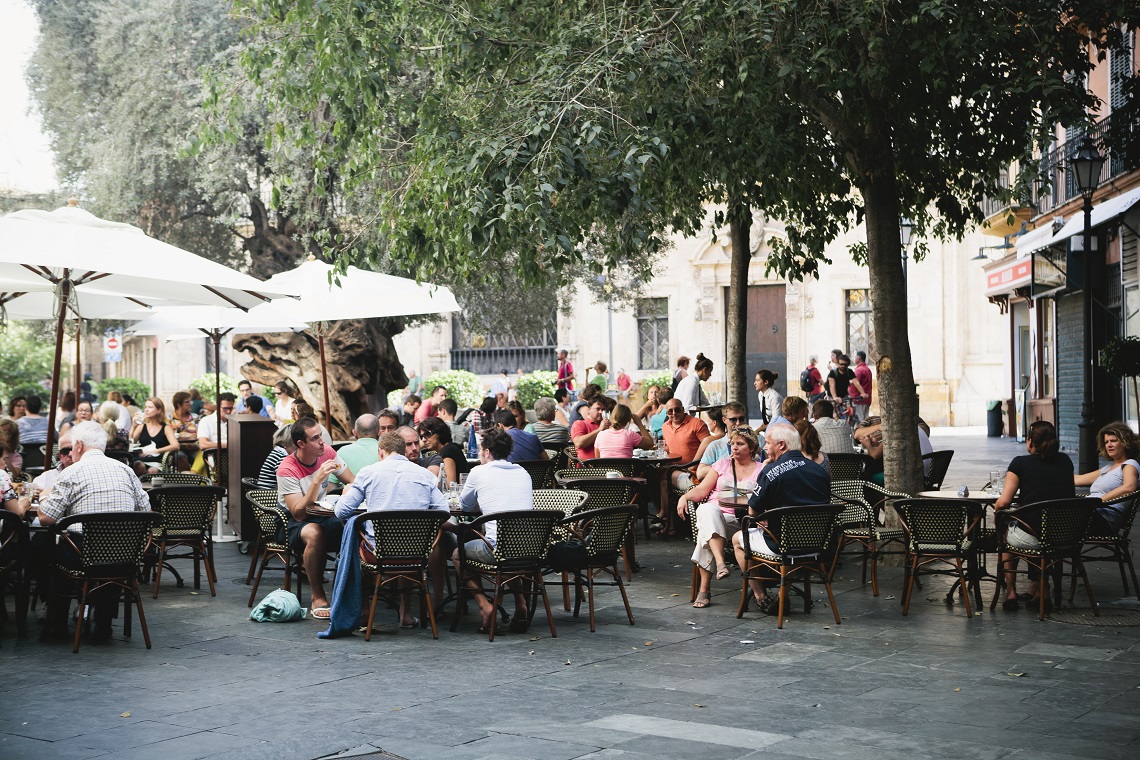 Personas tomando algo en terraza plaza de Cort Palma