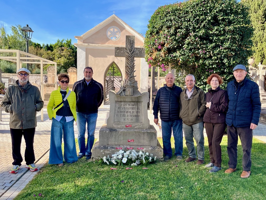 Representantes sindicales de UGT en el cementerio de Palma