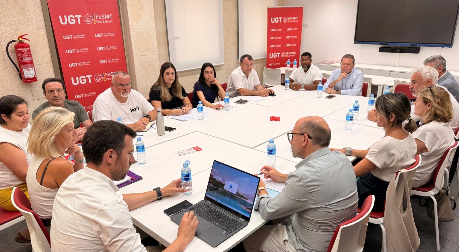 Imagen de la reunión en que se firmó el nuevo convenio de rent a cars