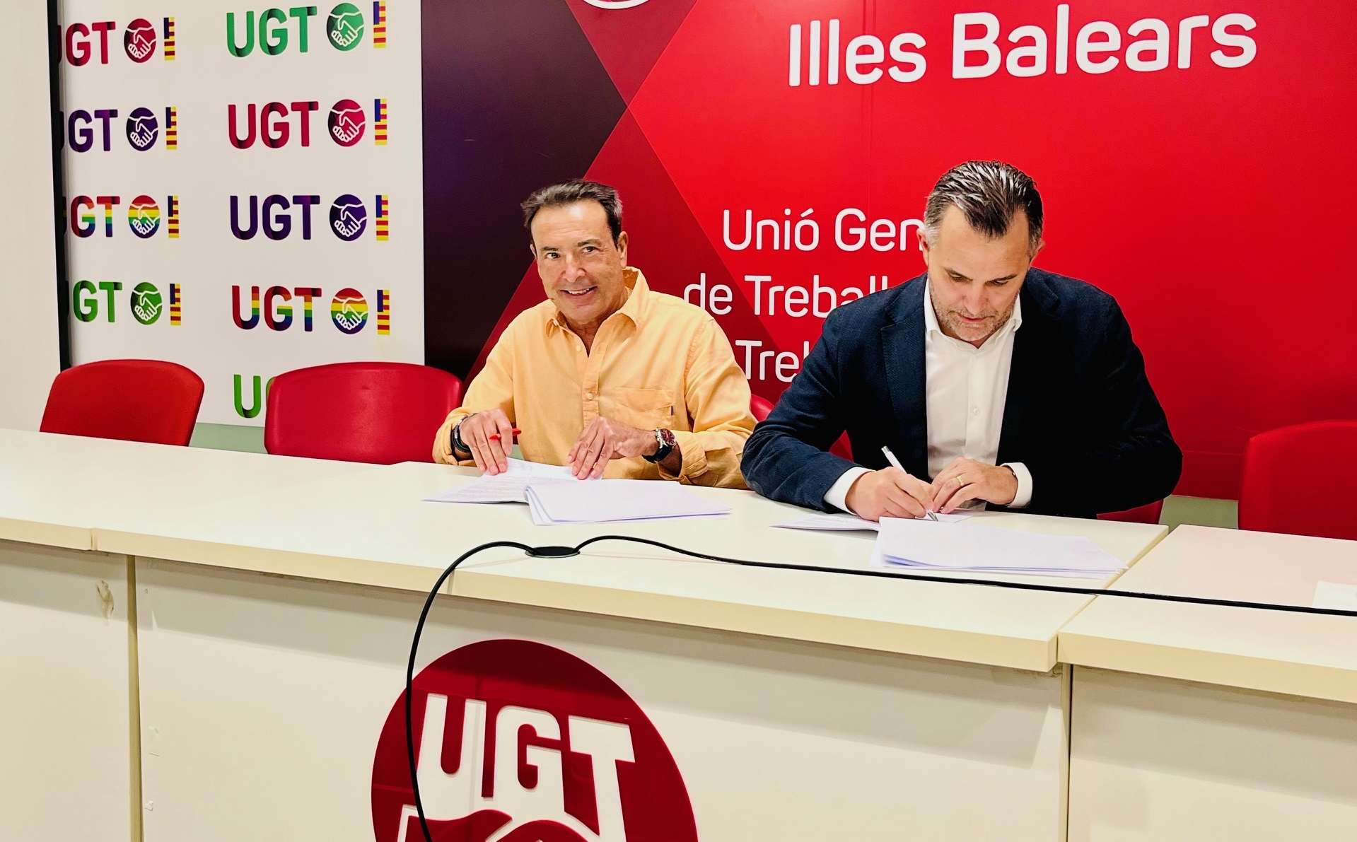 Momento de la firma de José García Relucio, secretario general de FeSMC UGT, y el presidente de la Federación Hotelera de Mallorca, Javier Vich Vélez. 