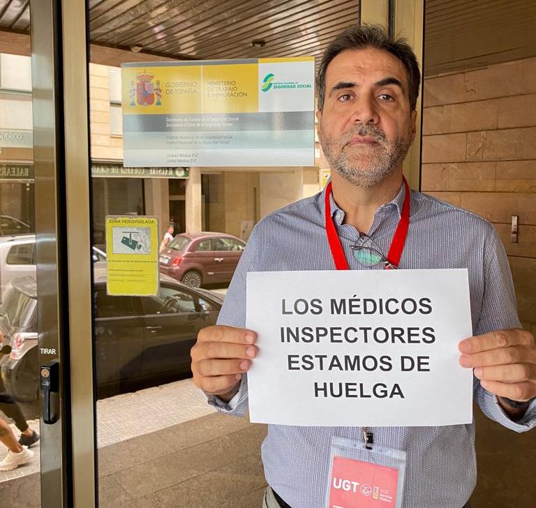 Representante sindical con cartel sobre la huelga de médicos