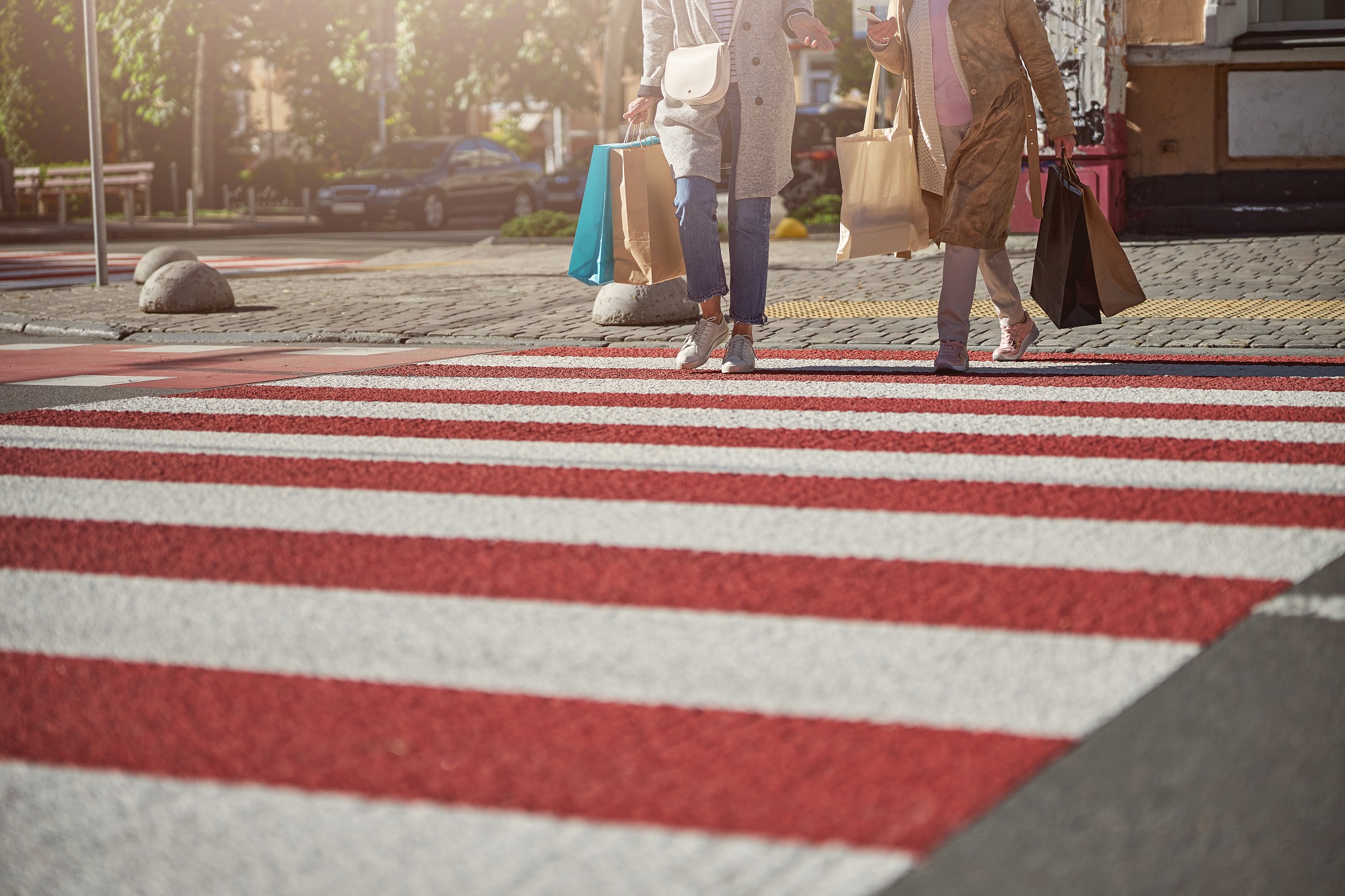 Personas cruzan paso de cebra